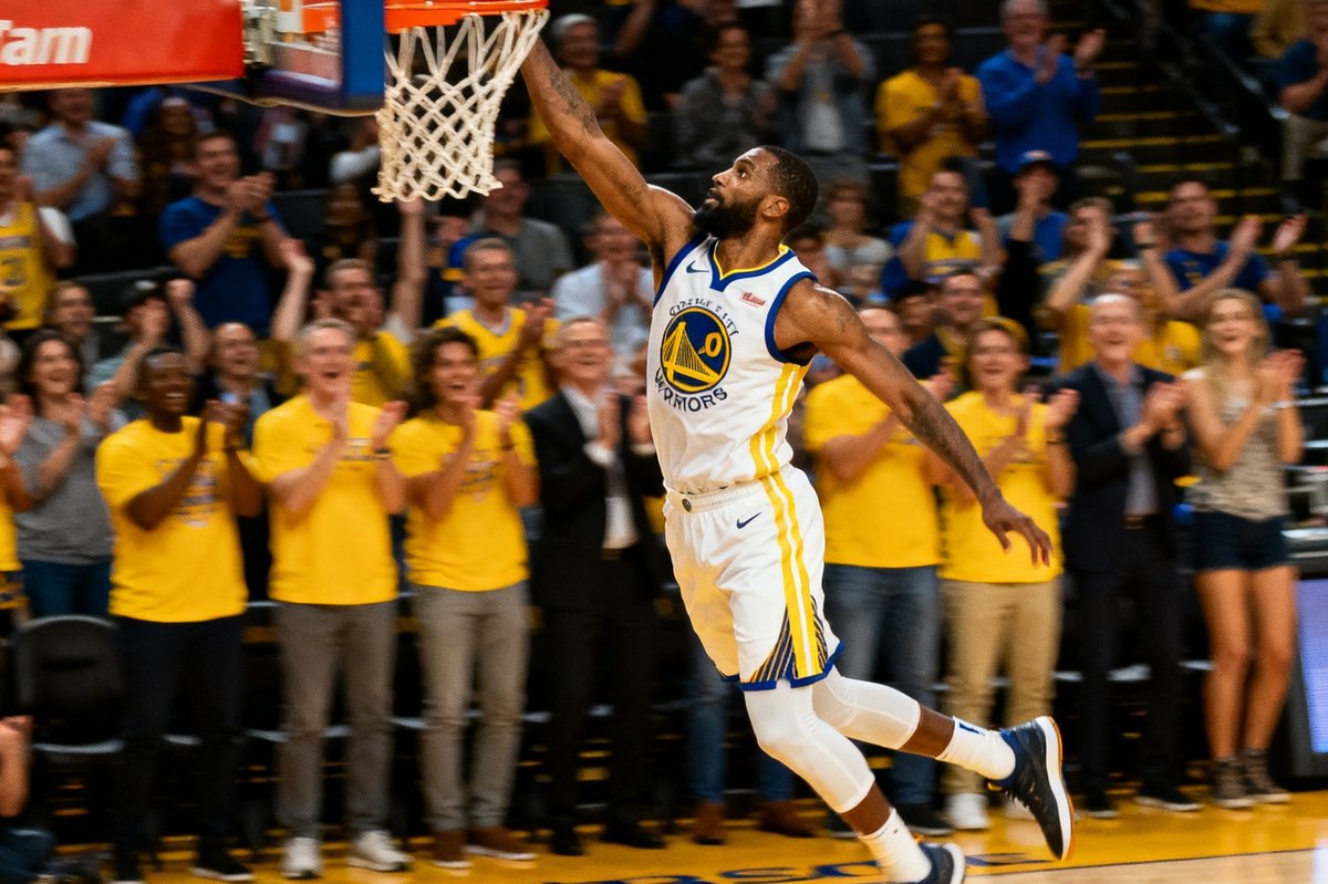 NBA季后赛关键时刻，一名球员飞身扣篮的精彩瞬间，背景中观众席爆发出热烈掌声。